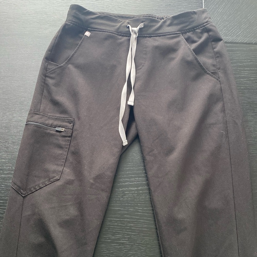 Figs Women’s Zamora Black Jogger Scrubs